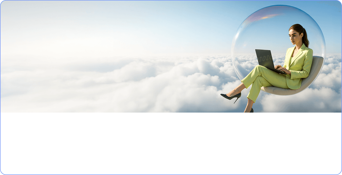 Жінка з ноутбуком над хмарами